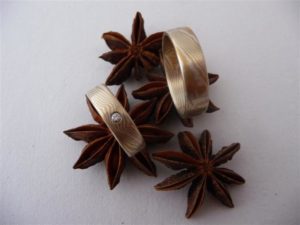 Mokume Gane Ringe mit zwei Sterne innen . Im Damenring ist ein Brillant 0,03 ct. eingerieben verwendetes Material Gelbgold 917 Schneesilber 960