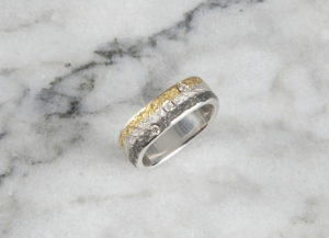 Antikeckring Eisschlag mit 3 Brillanten Schneesilber Gelbgold Palladium