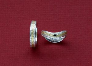 Eisschlagringe geschmiedet der Damenring ist geschwungen und mit schwarzen Spinell in Schneesilber und Gelbgold