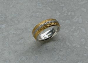 Eisschlagring in Gold und Silber handgefertigt aus der Goldschmiede Heider im südlichen Augsburger Landkreis Verlobungsring und Trauringe selbermachen