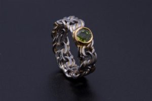Garibaldiring mit Peridot auch Olivian genannt in Palladium und Gold