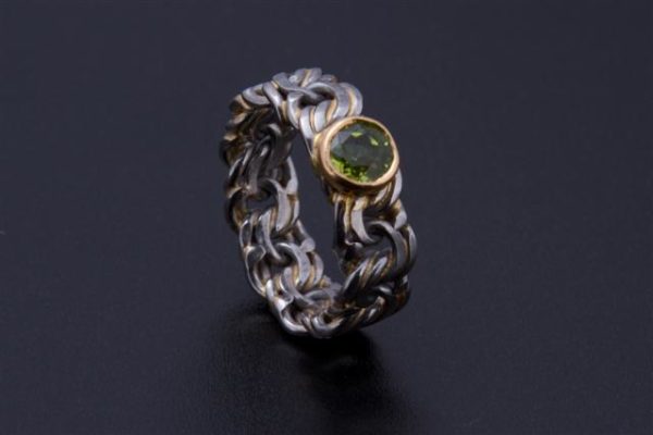 Garibaldiring mit Peridot auch Olivian genannt in Palladium und Gold