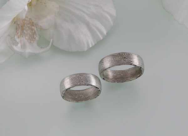 Spiegelbildliche Mokume Gane Ringe in Mirror Image .Die Ringe sind Spiegelbildlich geschmiedet in Palladium und Silber auch als anlaufbeständiges Schneesilber bekannt.
