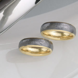 Tantalringe mit Hammerschlag mit Innenring aus Gelbgold 750