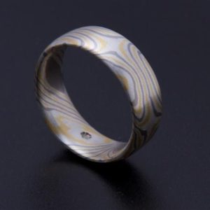 Mokume Gane Ring mit vier Sterne gestülpt