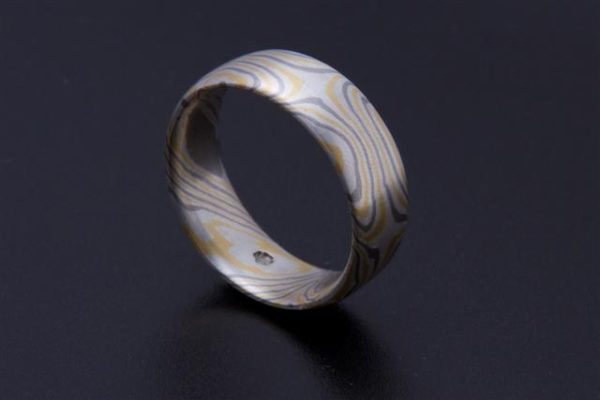 Mokume Gane Ring mit vier Sterne gestülpt