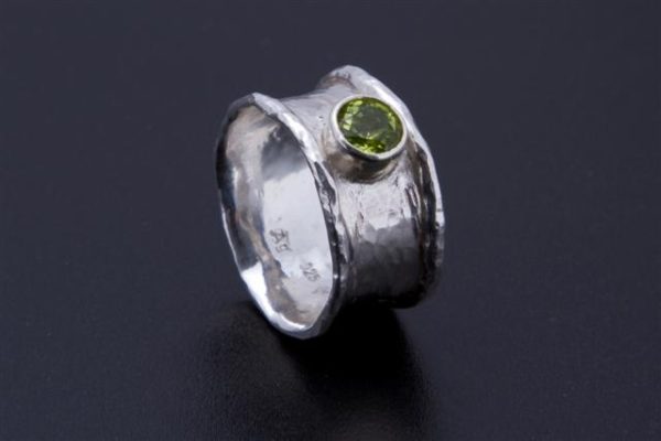Hohlgeschmiedeter Ring mit Peridot